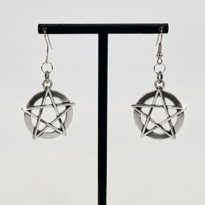 Square detailed silver pentagram earrings with open surroundings